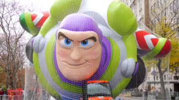 感恩节倒数！梅西游行巨型气球“苏醒时刻”民众抢看