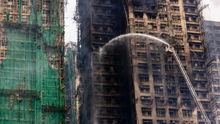 香港60年最致命火災 承建商被捕易燃材料曝光