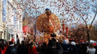 三百万人挤爆曼哈顿 梅西大游行缤纷花车迎节庆