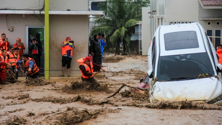 東南亞洪災逾300人死亡 當局持續救援
