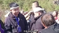 云贵反火葬爆冲突 镇长抢尸被抓戴孝跪灵（视频）