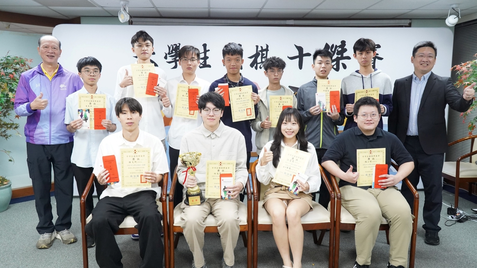 2025年11月29日、30日,台灣大學生圍棋年度盛事「2025年大學生圍棋十傑賽」在台北海峰棋院舉行。長庚大學電機系的應屆畢業生林茂霖7段(前排左二),擊敗開南大學的楊孚德7段(前排右一),以全勝戰績榮膺大學生「首傑」。圖為賽事結束後的大合影。(海峰棋院提供)