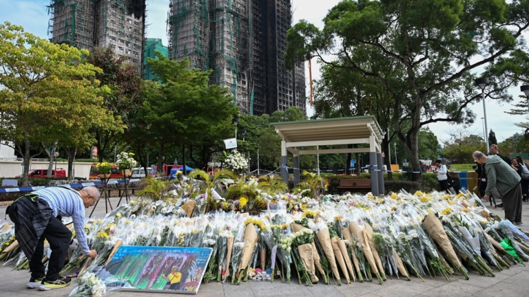 香港火災現場聚集哀悼者 北京懼怕民眾抗議