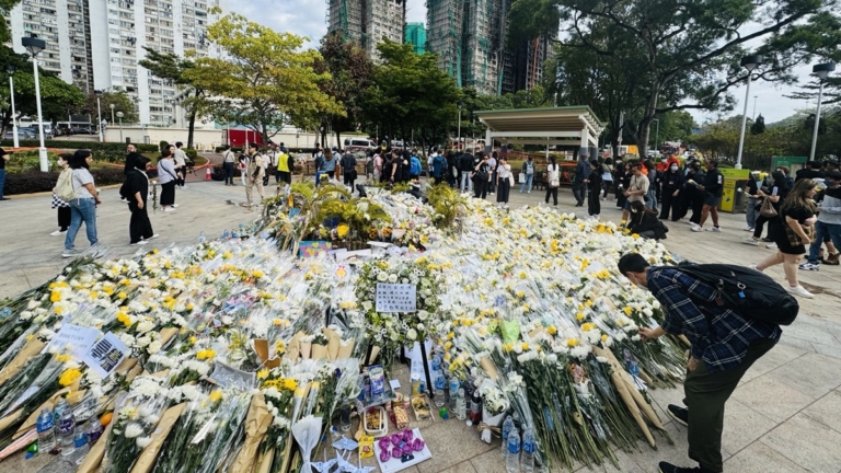 組圖：香港宏福苑大火「頭七」 大批民眾獻花哀悼