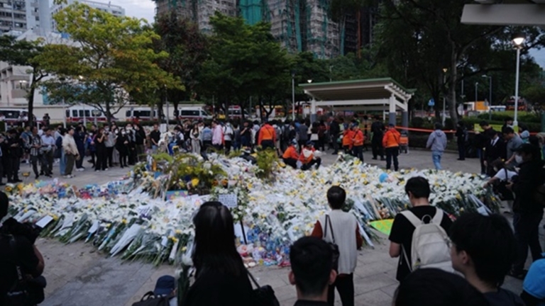 香港大火 兒尋雙親見遺骸似相擁 憶母最後通話淚崩