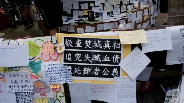 組圖：香港大火罹難者頭七 現場氣氛哀傷