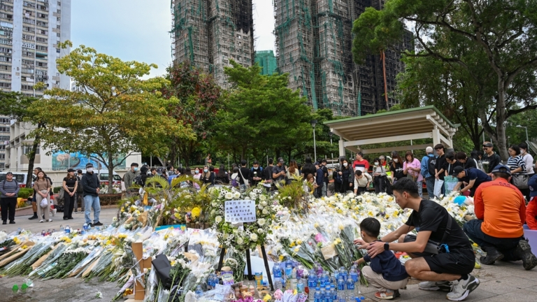 香港火災罹難者頭七 民眾要真相 當局抓人引公憤