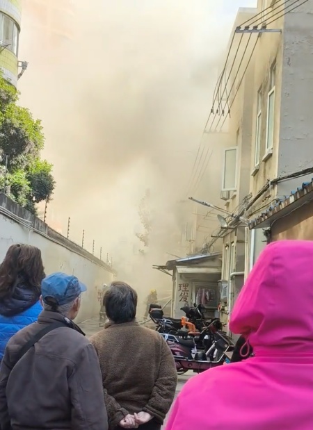 上海居民樓起火 有老人從2樓跳下（多視頻）