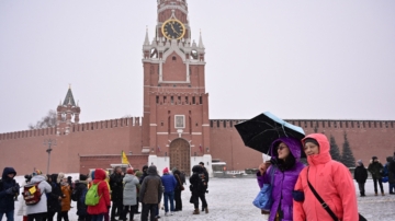 中國男遊客遭俄羅斯警察勒索 被押上裝甲囚車（視頻）