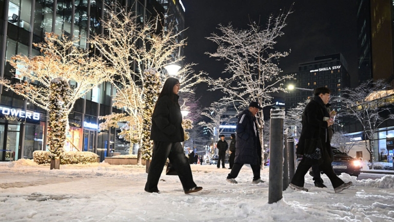 韓國首爾今年第一場雪 連環車禍頻傳
