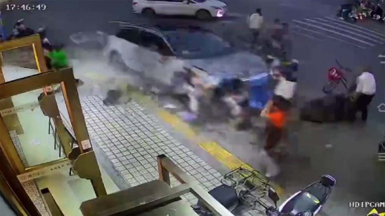 廣州轎車高速撞上人行道 撞飛多人（視頻）