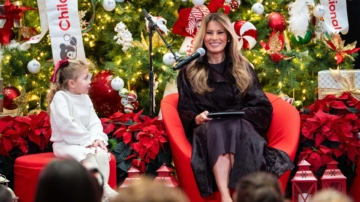 【美國聚焦】美第一夫人聖誕訪病童 華府兒童醫院場面溫馨