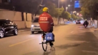 電瓶車限速25公里 上海外賣員改騎自行車（視頻）