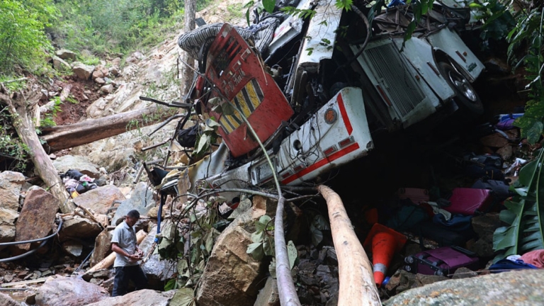 哥倫比亞一場畢業旅行釀悲劇 大巴士墜谷17人身亡