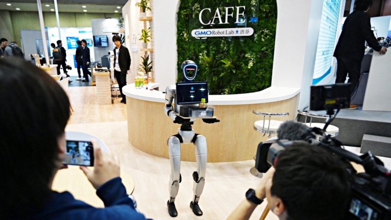「盲眼龍婆」2026年十大預言：全球衝突、AI