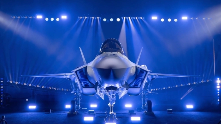 芬蘭史上最大軍購 首架F-35A戰機出廠亮相