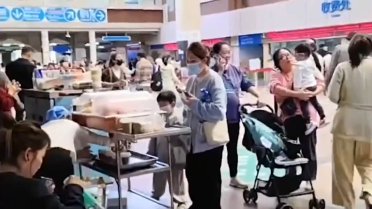 中國疫情嚴重 不少兒童白肺或病亡 民眾恐慌