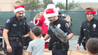 为孩子们送圣诞大礼 洛警局携圣诞老人进校园