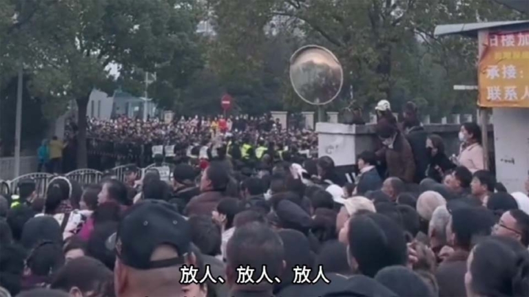 上海數千人圍公安局 上演「投資人救騙子」鬧劇（視頻）