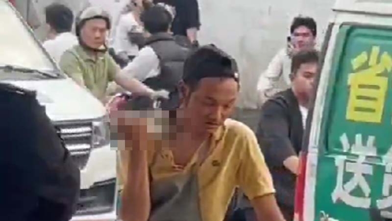 廣州攤販反抗城管 用刀尖對著自己脖子（視頻）