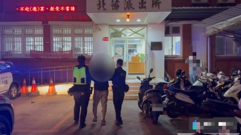 苗栗男子持刀攔腰攻擊路人 警火速壓制逮捕