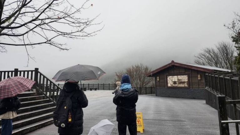 大陸冷氣團來襲 平地最低約10度 宜蘭太平山降冰霰