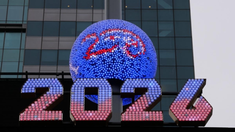 【美國聚焦】跨年倒數準備就緒 2026新年數字安裝完成