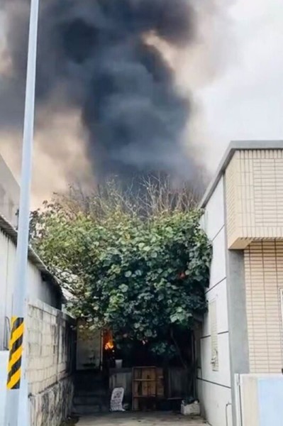 澎湖燒餅店起火 濃煙直衝天際 鐵皮屋付之一炬