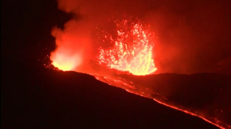 歐洲最大活火山劇烈噴發 網友：大自然慶新年