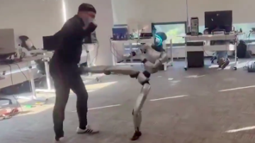 中國AI機器人「造反」腳踢訓練員 引發熱議