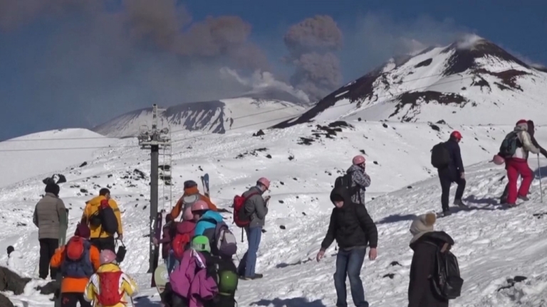 意大利埃特納火山噴發 遊客滑雪享罕見美景