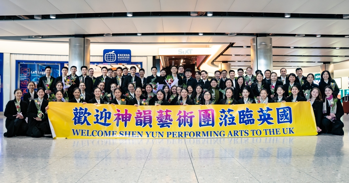 L’arrivée de Shen Yun au Royaume-Uni invite les fans à s’attendre à un voyage de l’âme | Shen Yun Arts du spectacle mondiaux | Londres, Royaume-Uni | Aéroport d’Heathrow