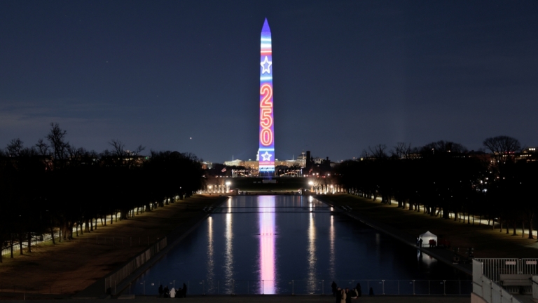 【華府連線】華盛頓紀念碑燈光秀登場 建國250周年慶啟動