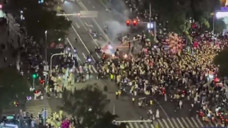 寧波公安強搶煙花肇禍 火花橫飛炸傷跨年人群（視頻）