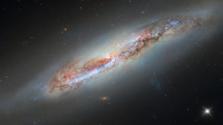 哈伯望遠鏡捕捉到星系中氣體噴出的瞬間