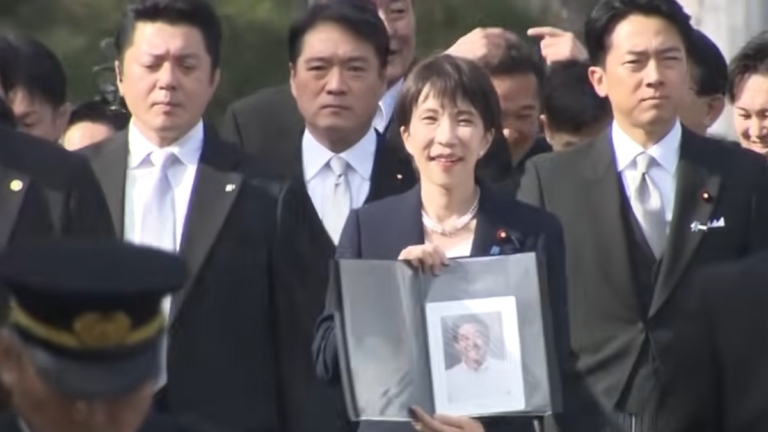 攜安倍遺照參拜伊勢神宮 高市：我們又一起來了