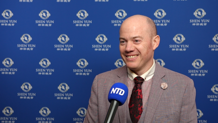 跨國公司經理致敬神韻藝術總監 感恩有緣前來