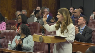 曼寧全票當選 紐約迎來首位猶太裔市議長