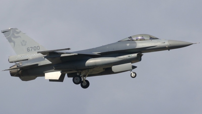 台F-16墜海 飛官疑跳傘 搜救照明彈點亮海面