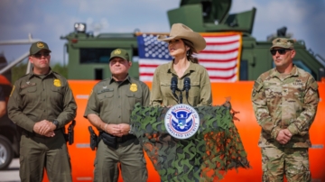 【美國聚焦】女駕駛衝撞聯邦探員遭槍擊 諾姆：這是國內恐怖主義