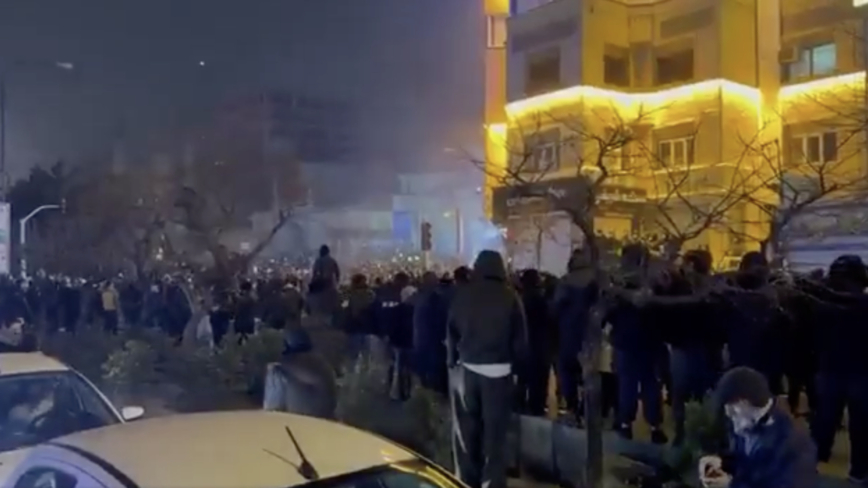 【更新】星鏈相助 視頻顯示：德黑蘭人山人海