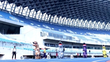 高雄馬拉松開跑 200隻恐龍快跑畫面超噴飯