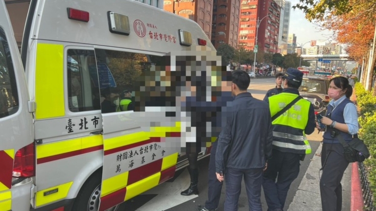 女乘客北捷列車上亮剪刀引發騷動 警察強制送醫