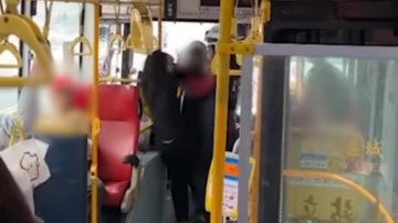 女乘客持刀要求公車駛往警局 警上銬壓制送醫