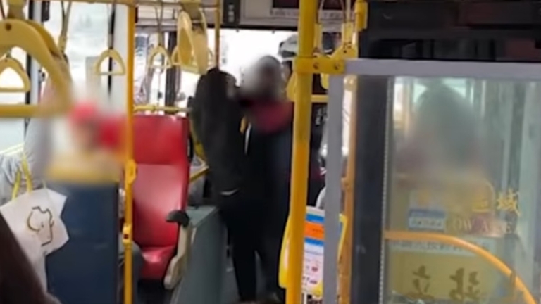 女乘客持刀要求公車駛往警局 警上銬壓制送醫