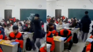 中国课堂惊悚一幕 高中生抡板凳狠砸同学头部（视频）