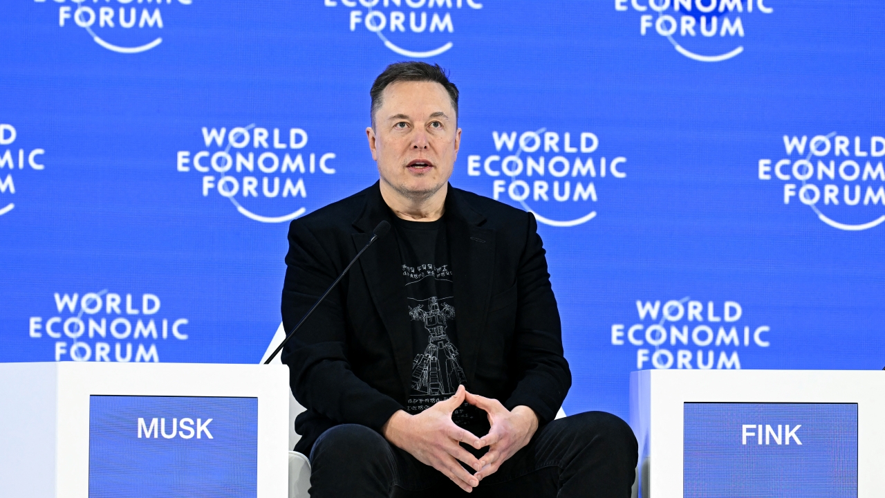 SpaceX和特斯拉執行長、南非裔加拿大籍美國商人馬斯克於2026年1月22日在達沃斯世界經濟論壇年會上發表演說。(Fabrice COFFRINI / AFP via Getty Images)