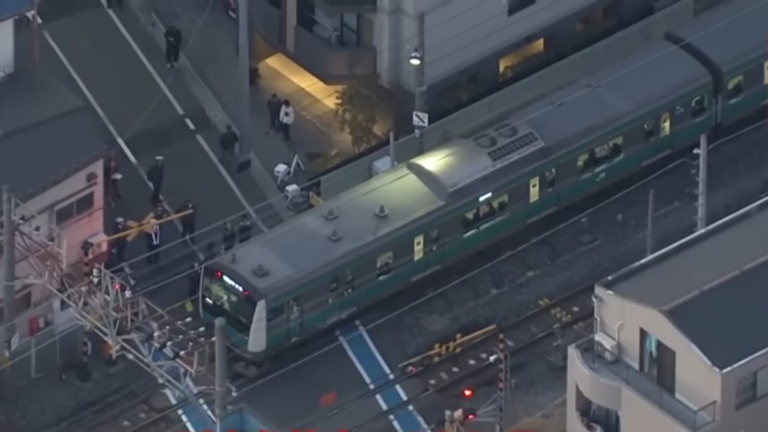 東京列車內揮舞剪刀 引乘客驚慌 警逮捕17歲少年