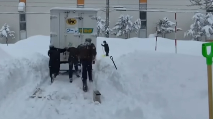 北海道大雪交通停擺 數千人滯留機場過夜