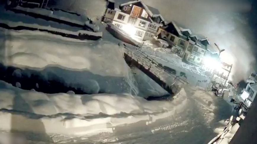 印度大规模雪崩 强大雪墙瞬间吞没沿途建筑(视频)